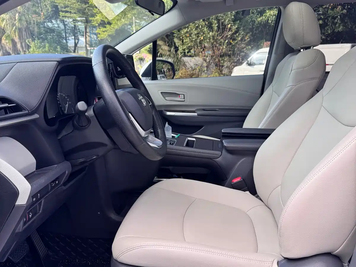 Toyota Sienna 2023 2.5L Hybrid Comfort Edition фото 4