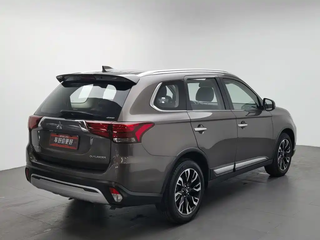 Фото 2 - Mitsubishi Outlander