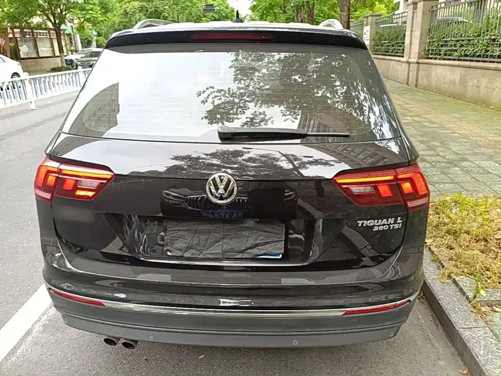 Photo 4 - Volkswagen Tiguan L