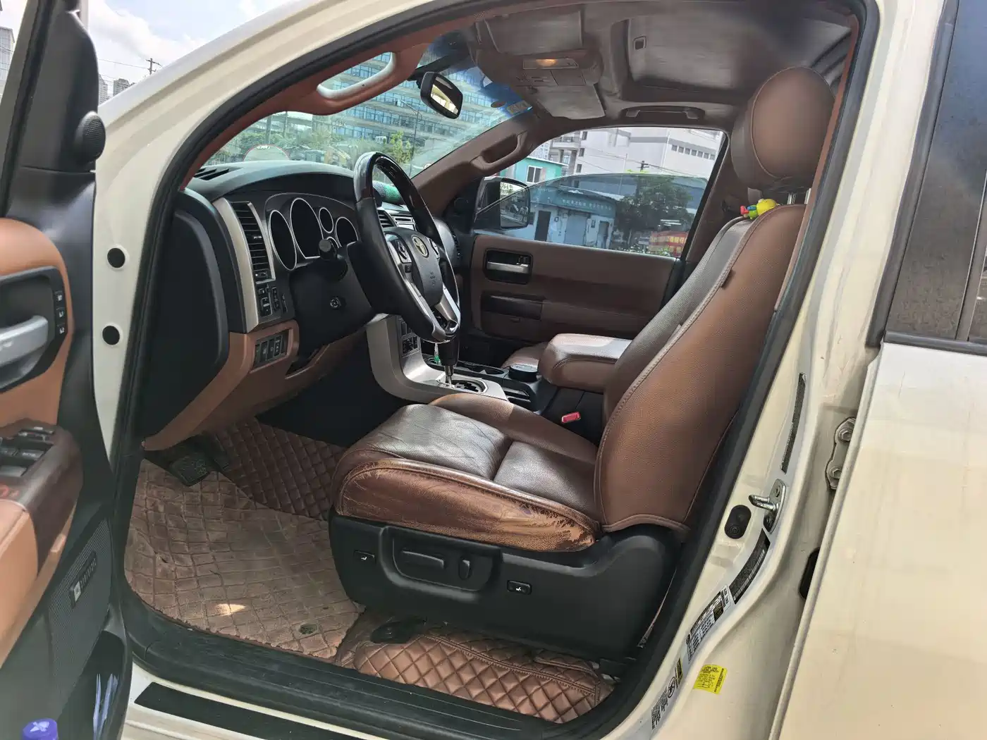 Toyota Sequoia 2010 5.7 Platinum Edition фото 6