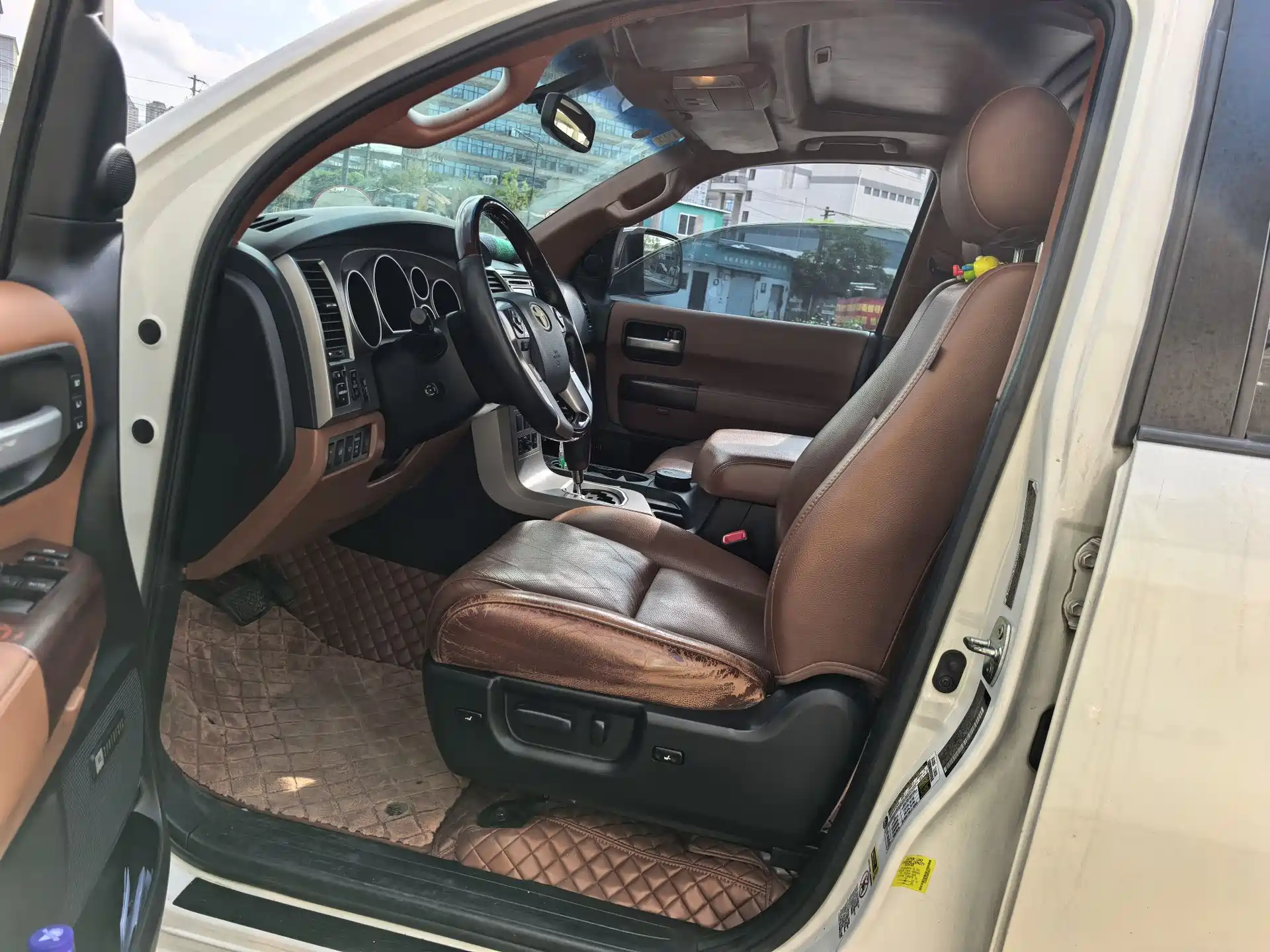 Photo 6 - Toyota Sequoia
