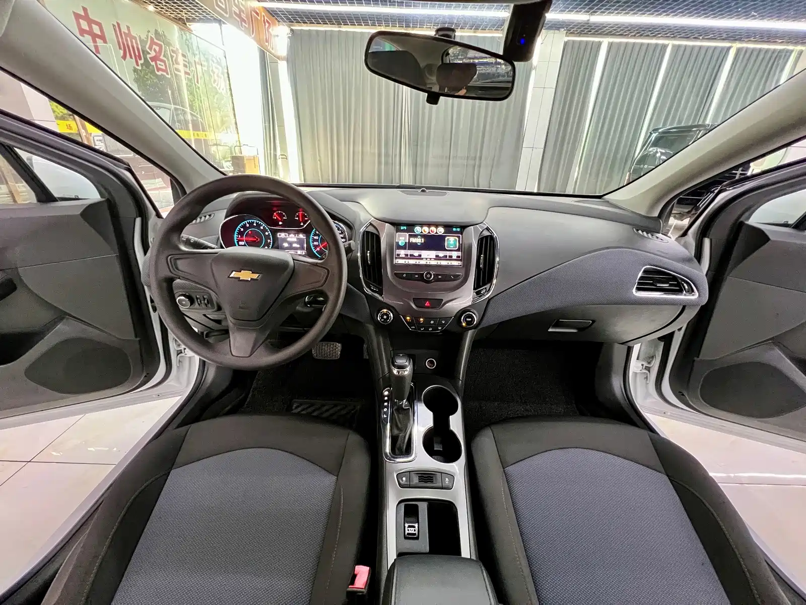 Photo 16 - Chevrolet Cruze