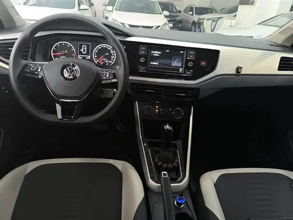VOLKSWAGEN POLO