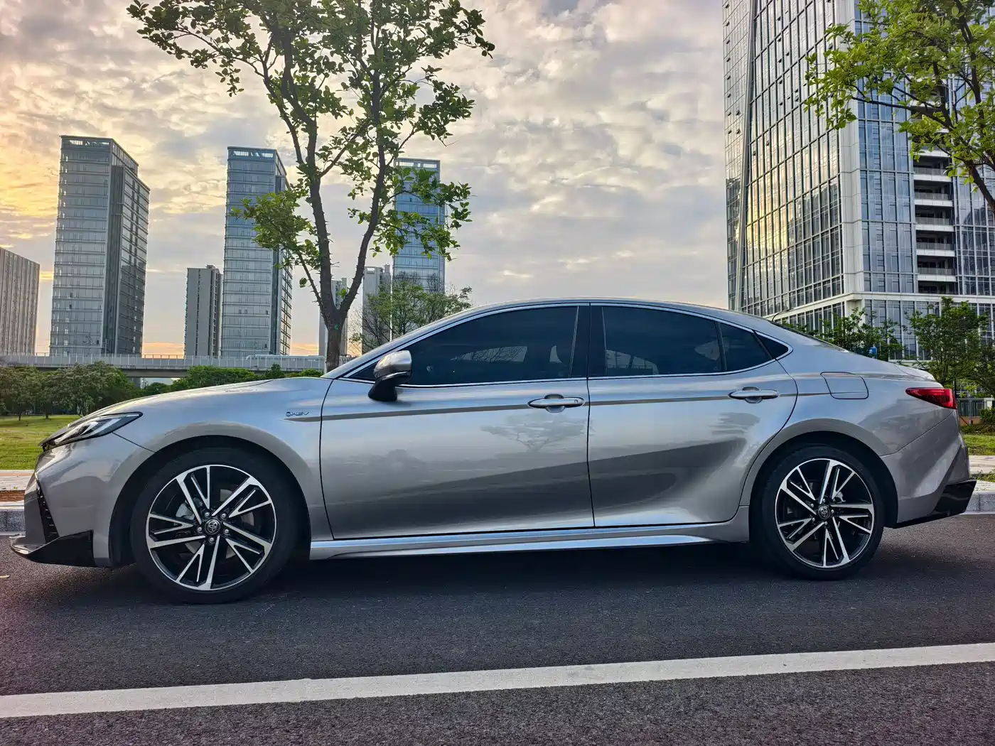 Toyota Camry 2026 Hybrid 2.0HXS Sport Plus Edition фото 3
