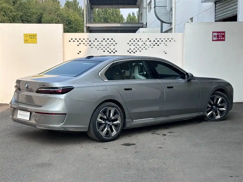BMW i7 2025 2023 xDrive60L Luxury Package