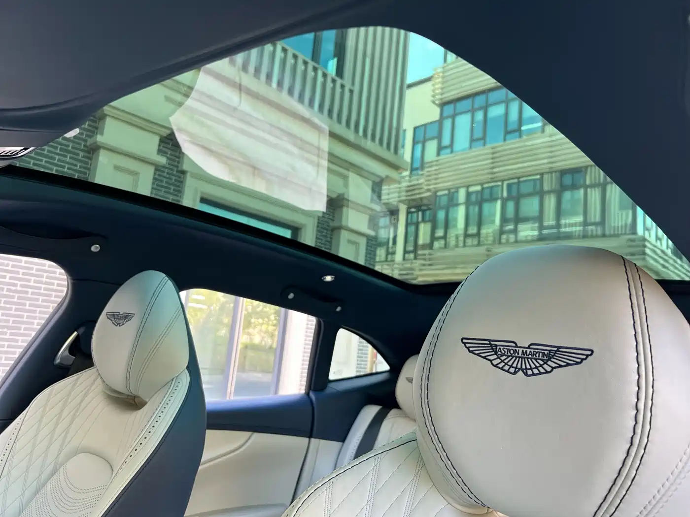 Aston Martin DBX 2024 2023 4.0T V8