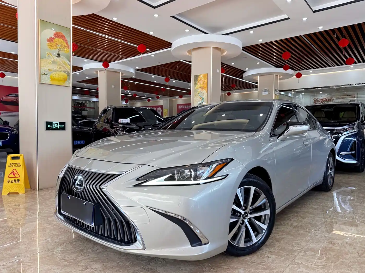 Фото 1 - Lexus ES