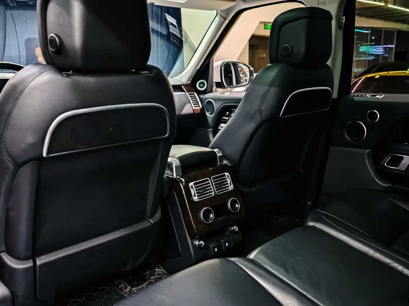 Land Rover Range Rover 2021 3.0 L6 Golden Age Edition фото 18