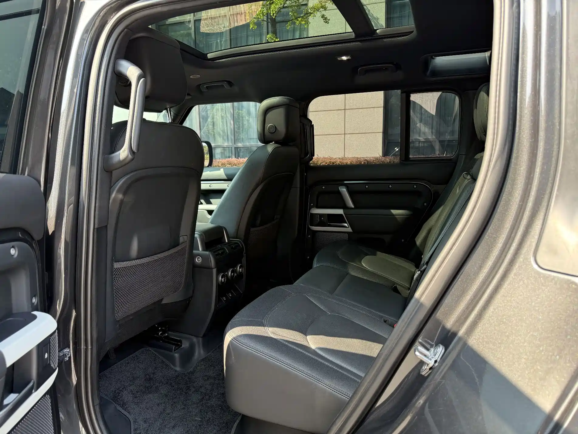 Photo 7 - Land Rover Defender