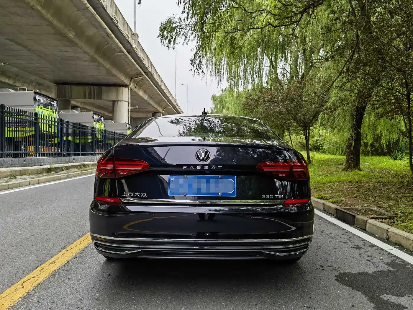 Volkswagen Passat 2022 330TSI Luxury Edition фото 14