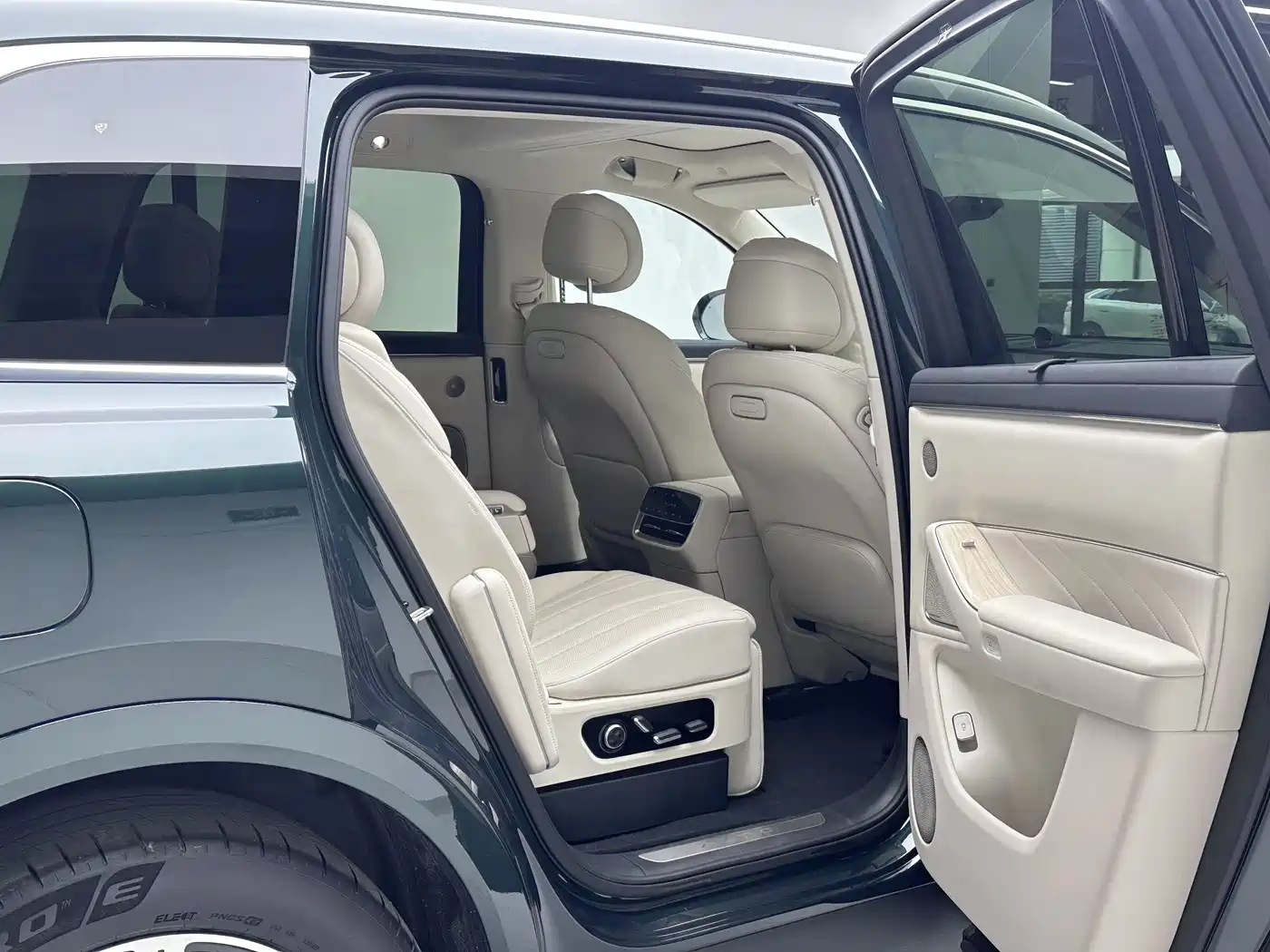 AITO Wenjie AITO M8 2025 Model Extended Range Max+ Edition 53.4kWh 6-Seater фото 12