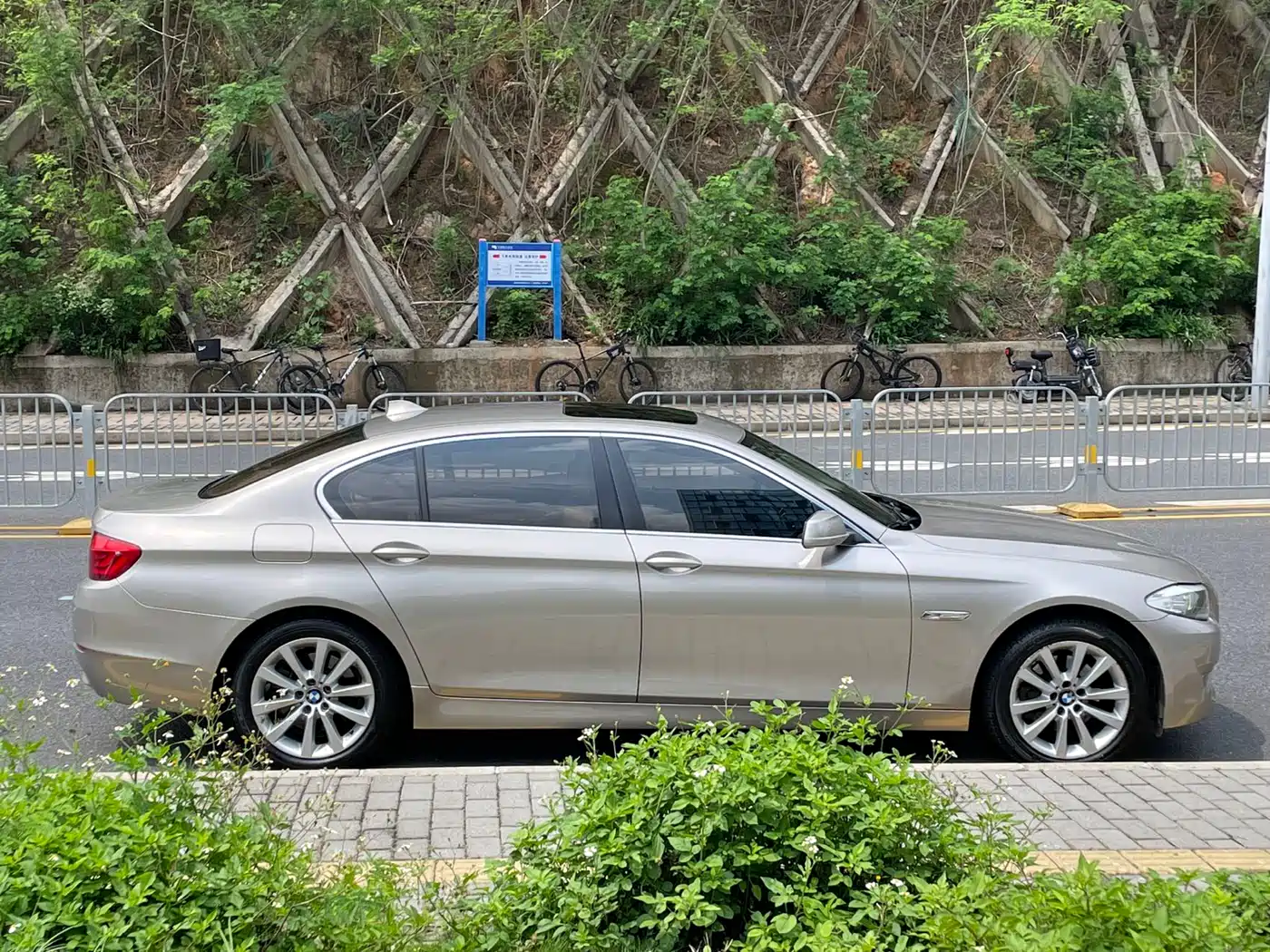 BMW 5 Series 2013 530Li Leadership фото 19