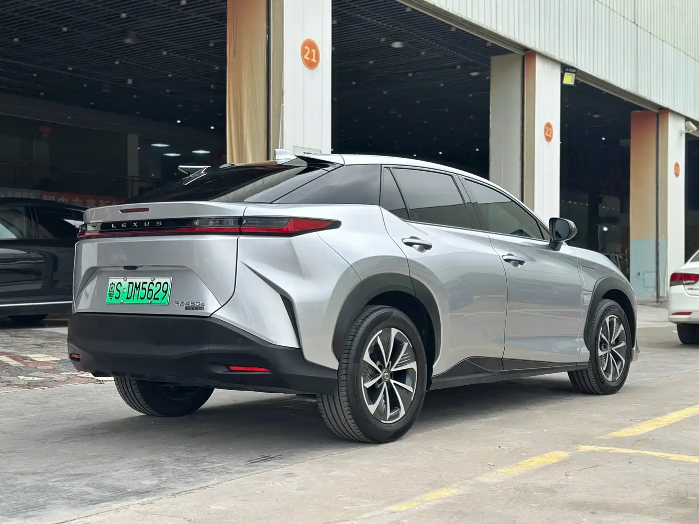 Lexus RZ 2023 450e 4WD Expedition Edition фото 6