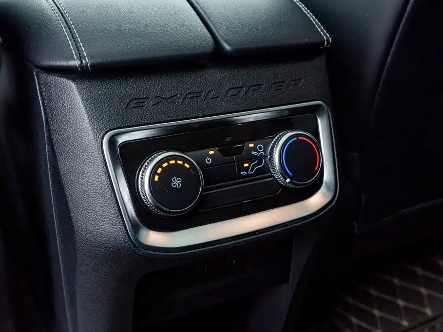 Photo 26 - Ford Explorer