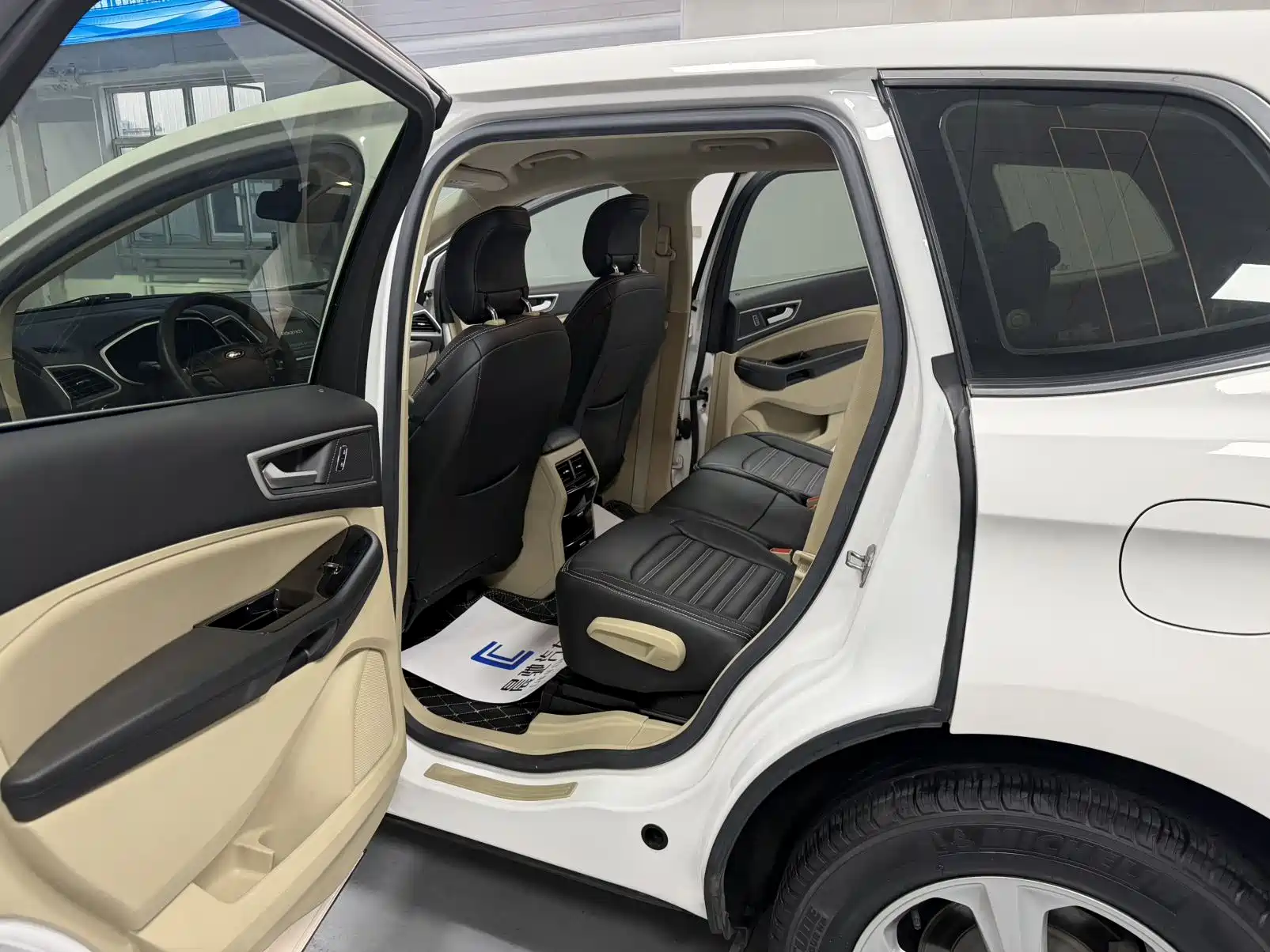 Фото 12 - Ford Edge