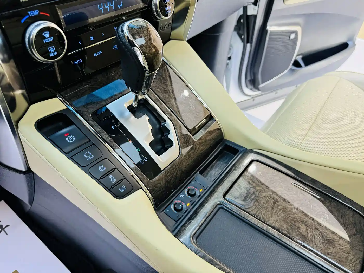 Toyota Vellfire 2021 Crown Hybrid 2.5L HV Premium Edition фото 5