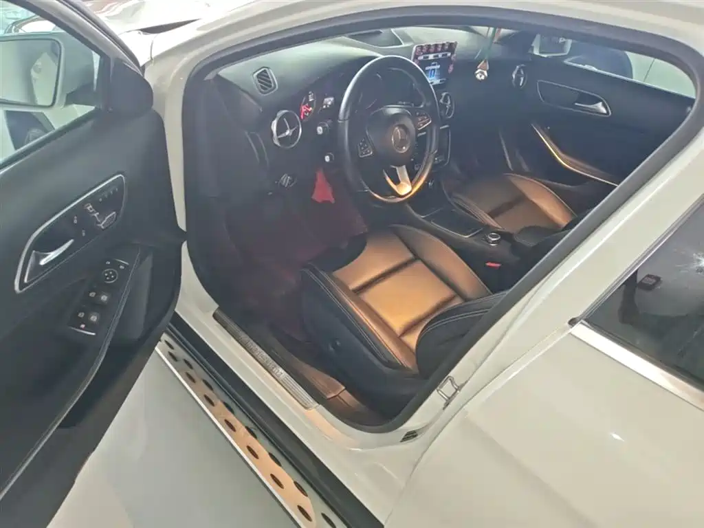 Mercedes-Benz GLA 2018 GLA 200 Dynamic фото 16