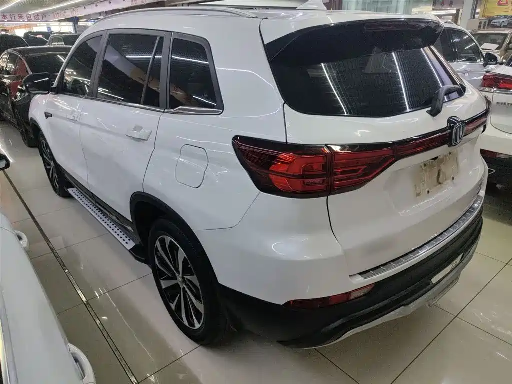 Фото 25 - Changan CS75