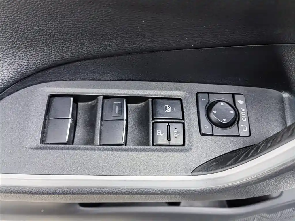 Toyota Wildlander 2022 2.0L CVT FWD Luxury PLUS Edition фото 9