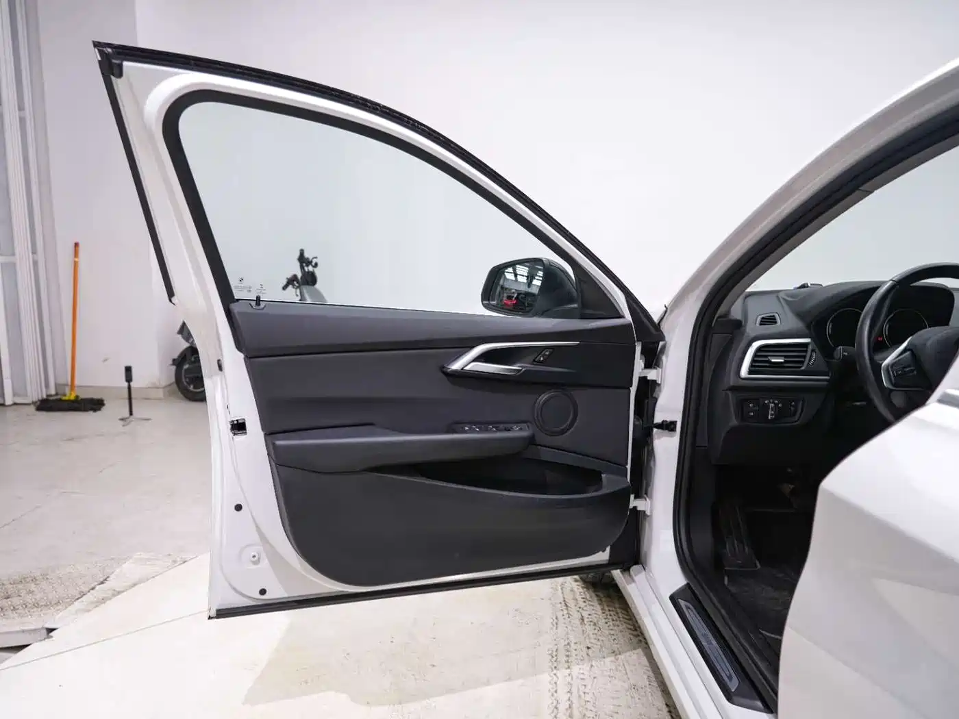 BMW 1 Series 2018 118i Sport Edition фото 14