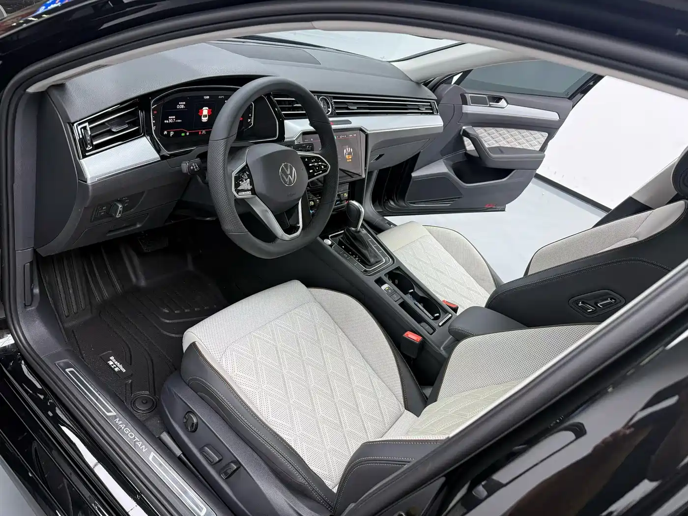 Volkswagen Magotan 2025 Facelift II Public Edition 330TSI DSG Luxury фото 7