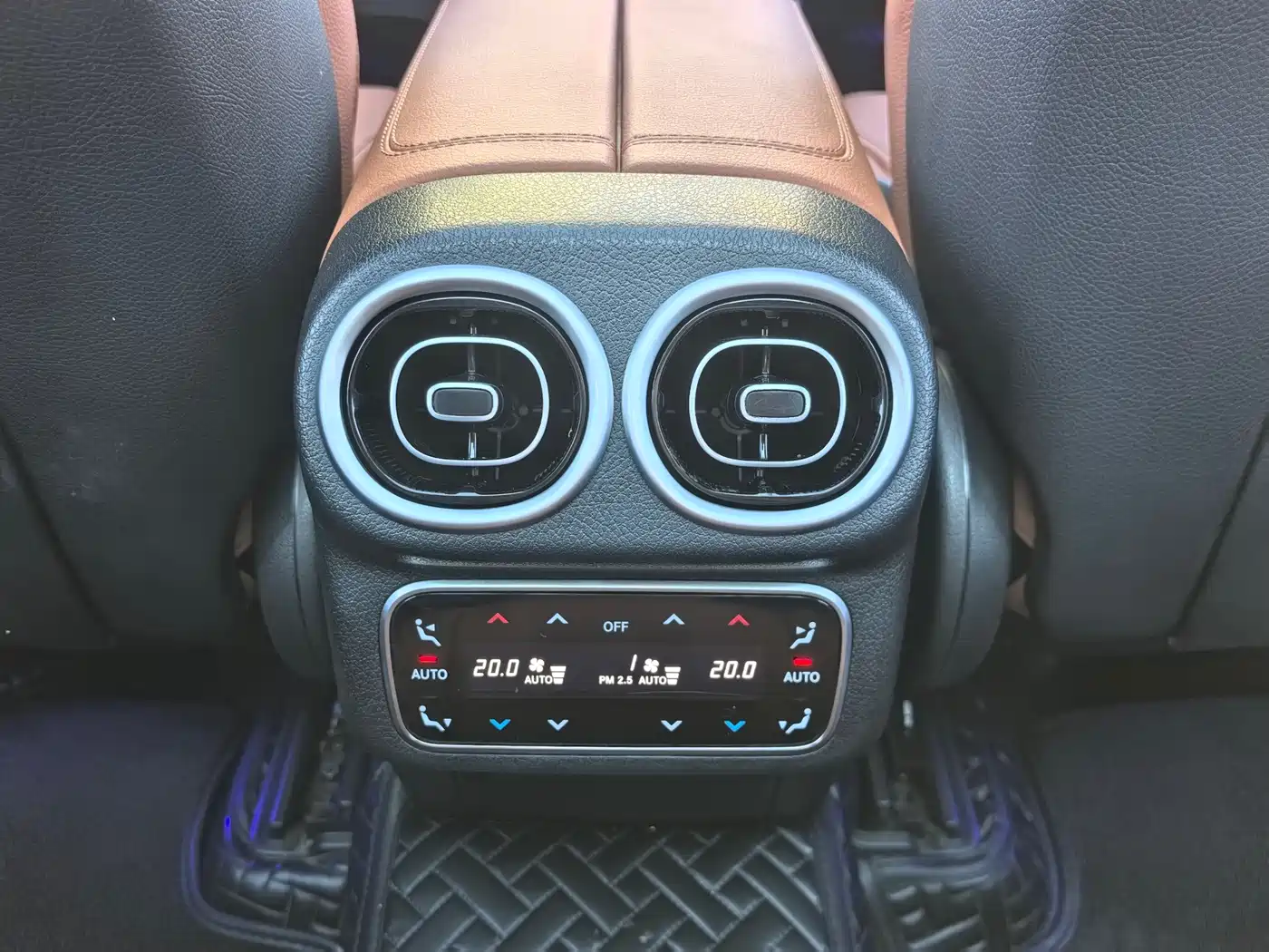Mercedes-Benz GLC 2023 Facelift GLC 260 L 4MATIC Sport 5-Seater фото 17