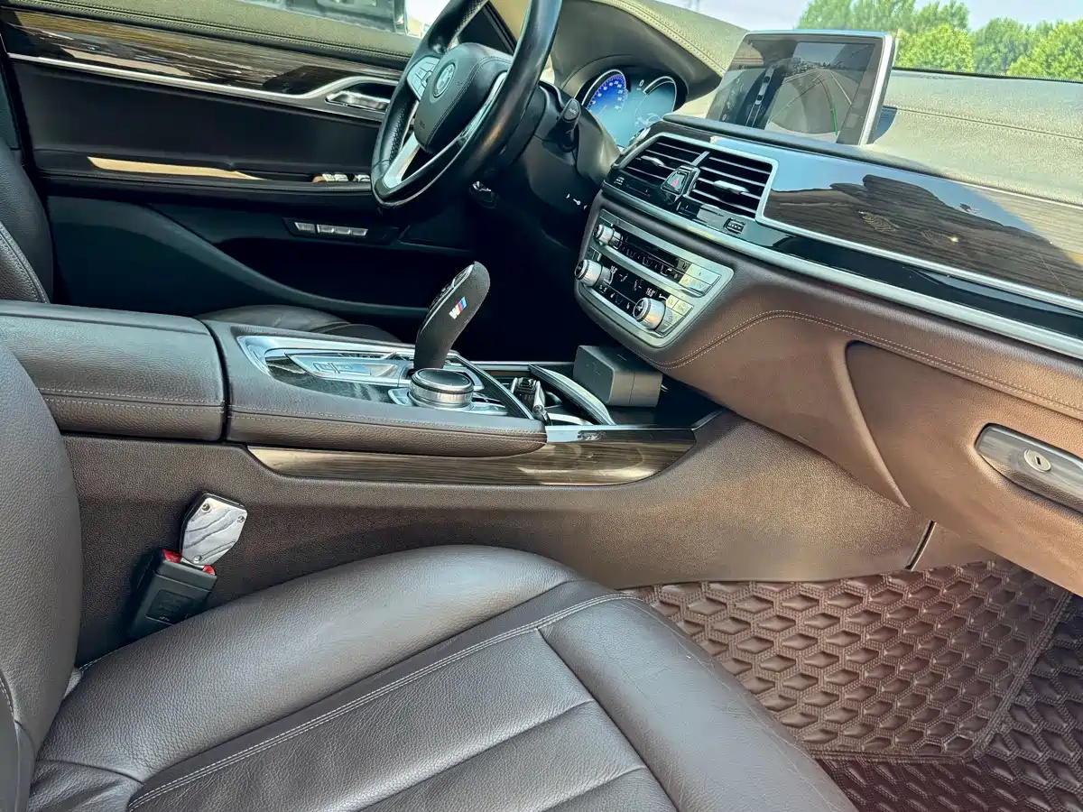 Фото 11 - BMW 7 Series