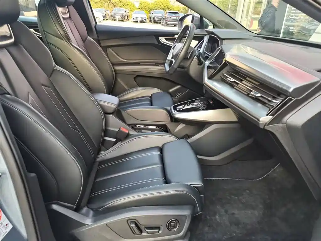 AUDI Q4 E TRON