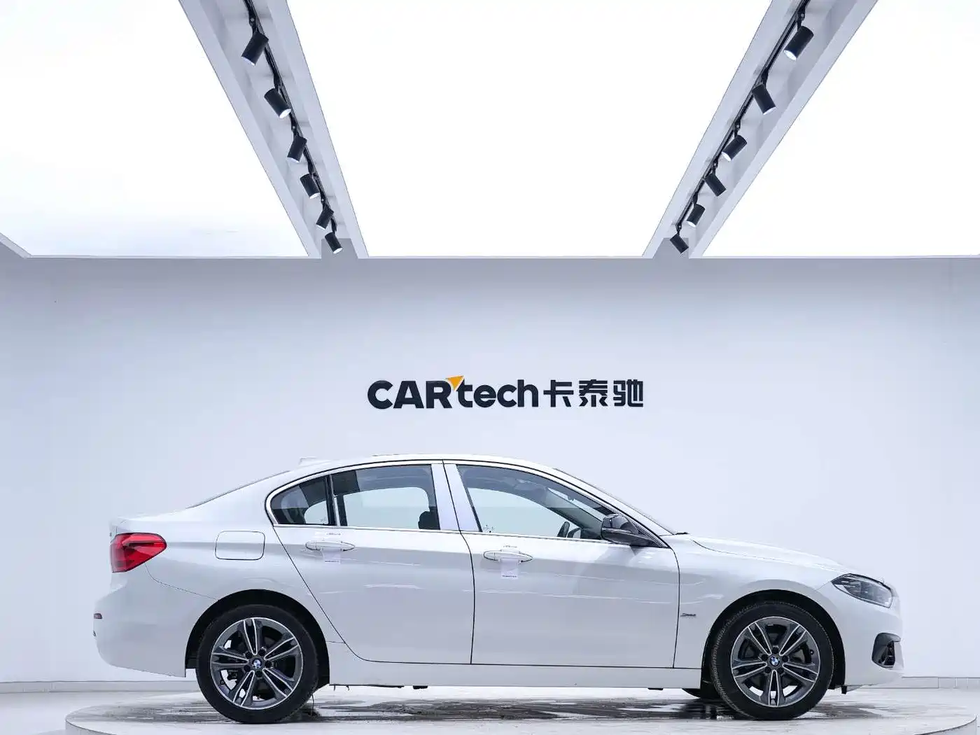 BMW 1 Series 2018 118i Sport Edition фото 2
