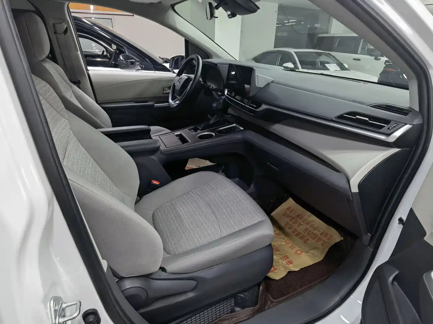 Toyota Sienna 2024 2.5L Hybrid Comfort Edition фото 6