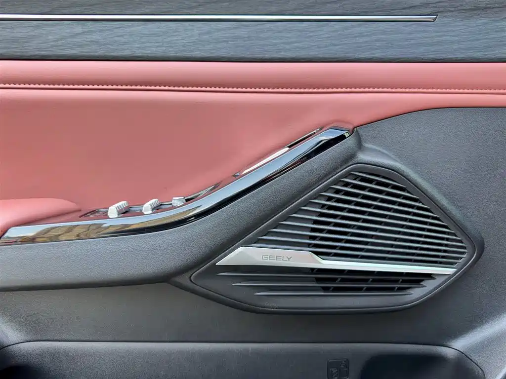 Geely Galaxy Galaxy L6 2025 EM-i 140km Voyage Edition фото 19