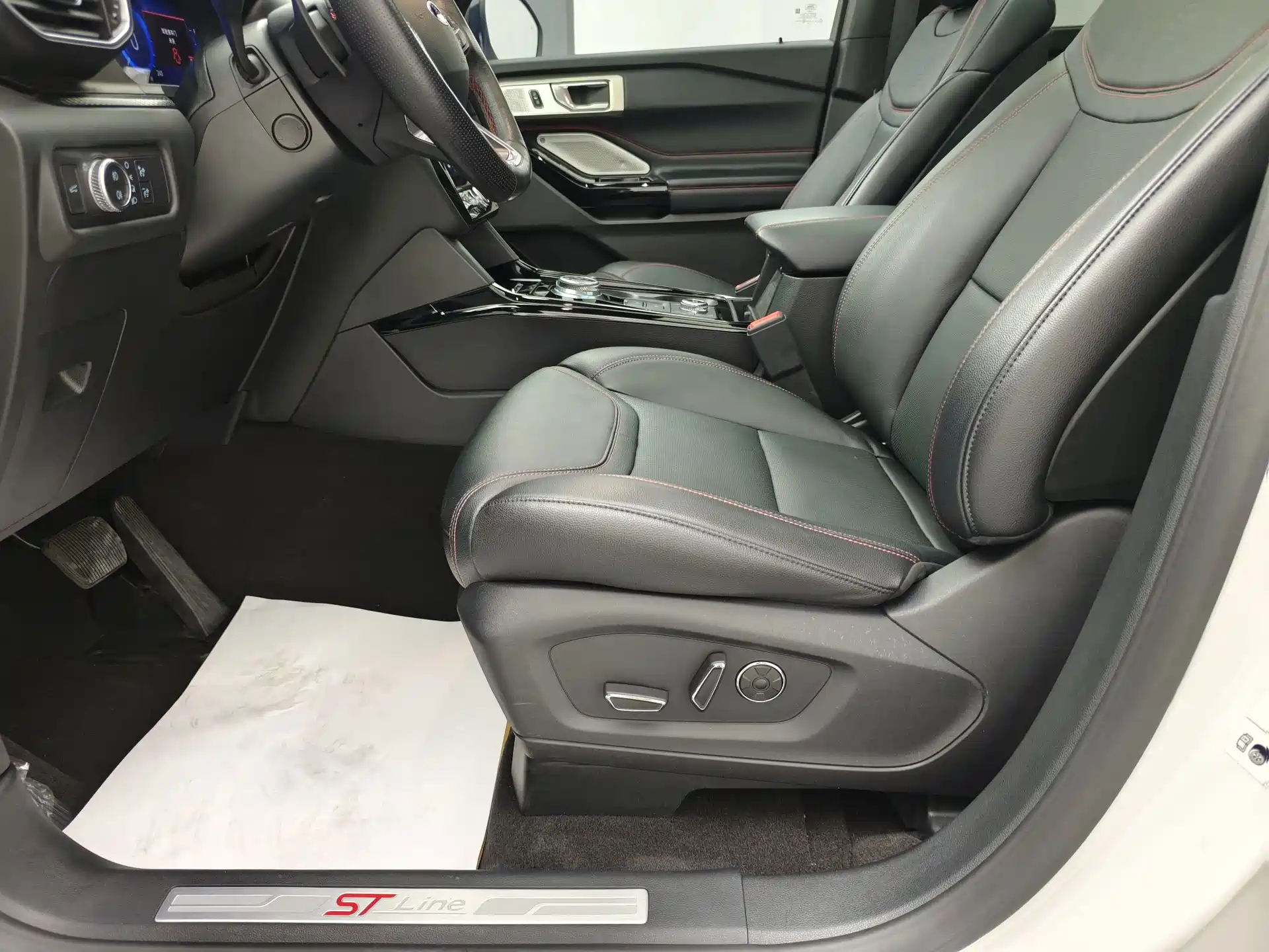 Фото 17 - Ford Explorer