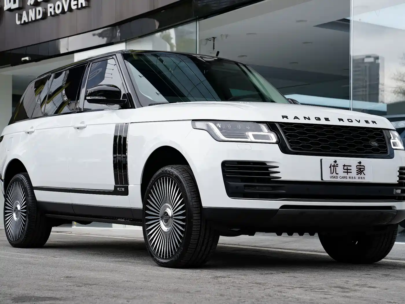 Land Rover Range Rover 2022 3.0 L6 400PS Heritage Extended Classic Edition фото 3