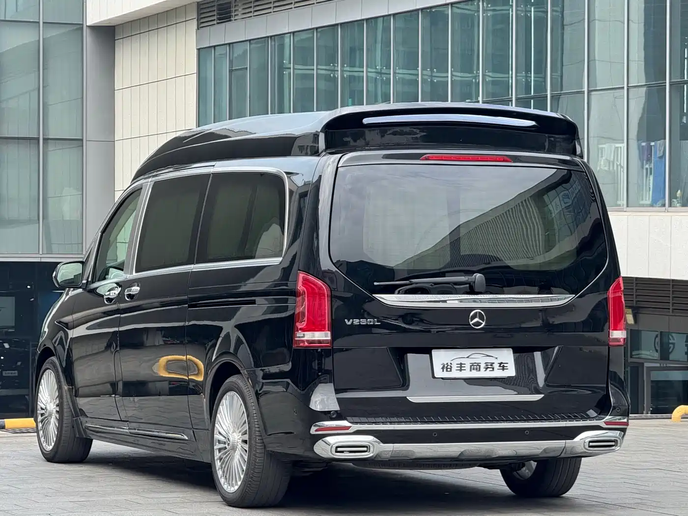 Mercedes-Benz V-Class 2018 V 260 L Premium Long Wheelbase Edition China VI фото 14