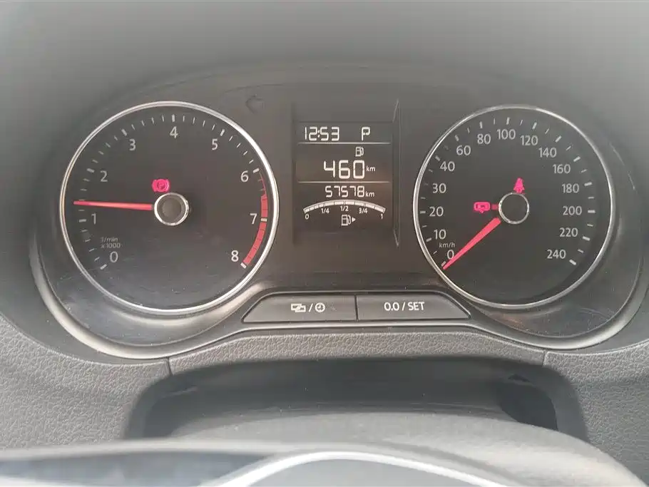 Volkswagen Polo 2016 1.6L Cross Polo Automatic фото 14