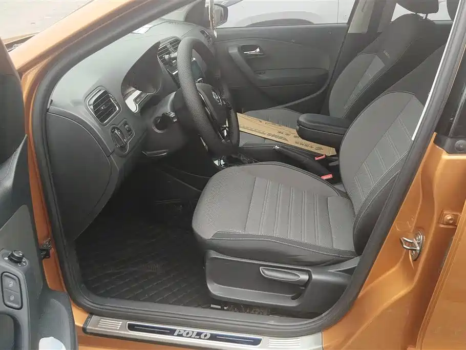Volkswagen Polo 2016 1.6L Cross Polo Automatic фото 9