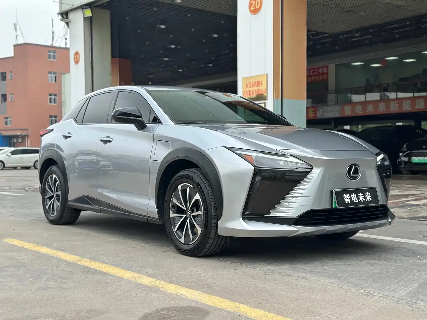 Lexus RZ 2023 450e 4WD Expedition Edition фото 3