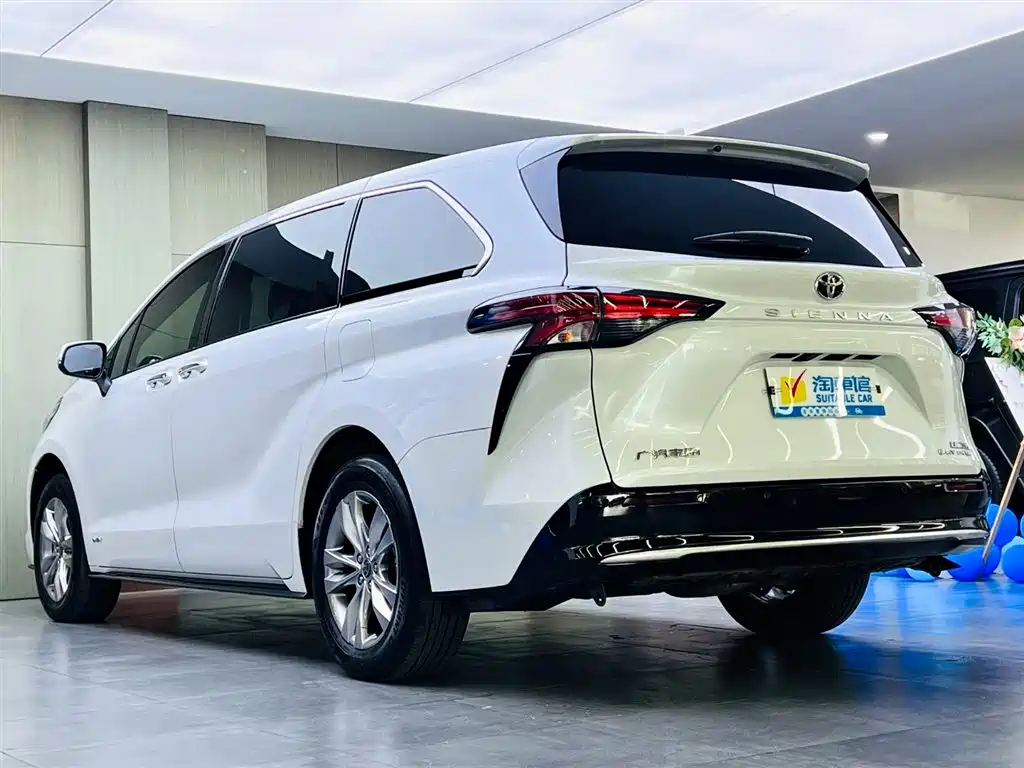 Toyota Sienna 2024 2.5L Hybrid 4WD Premium Edition фото 6