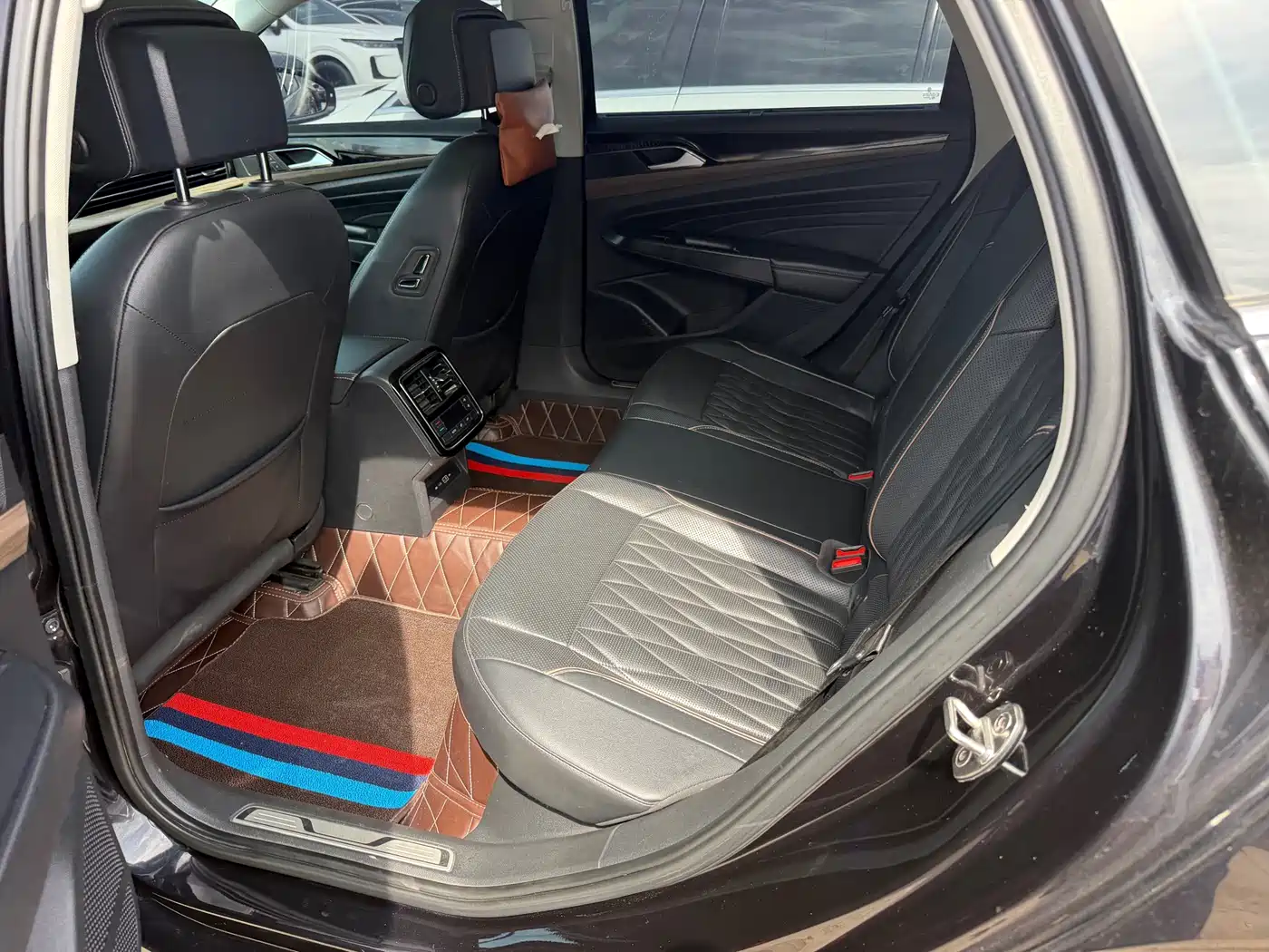Volkswagen Passat 2020 330TSI Luxury Edition China VI фото 5