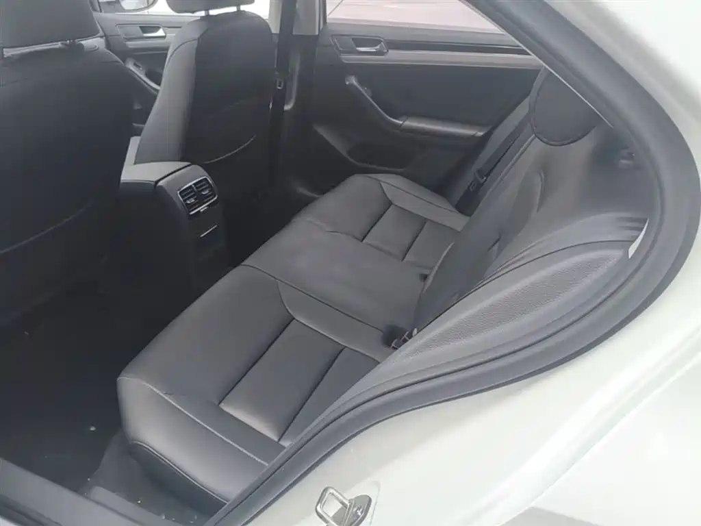 Volkswagen Sagitar 2018 280TSI DSG Spark Edition фото 17