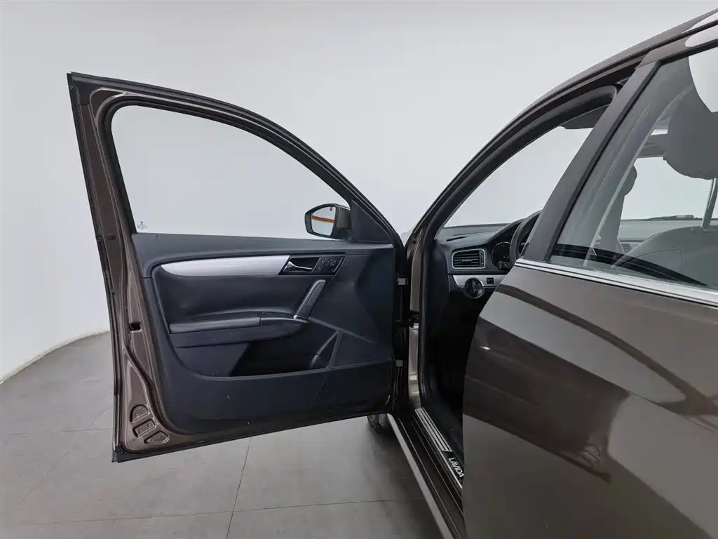 Volkswagen Lavida Tour 2013 1.6L Manual Comfort фото 8