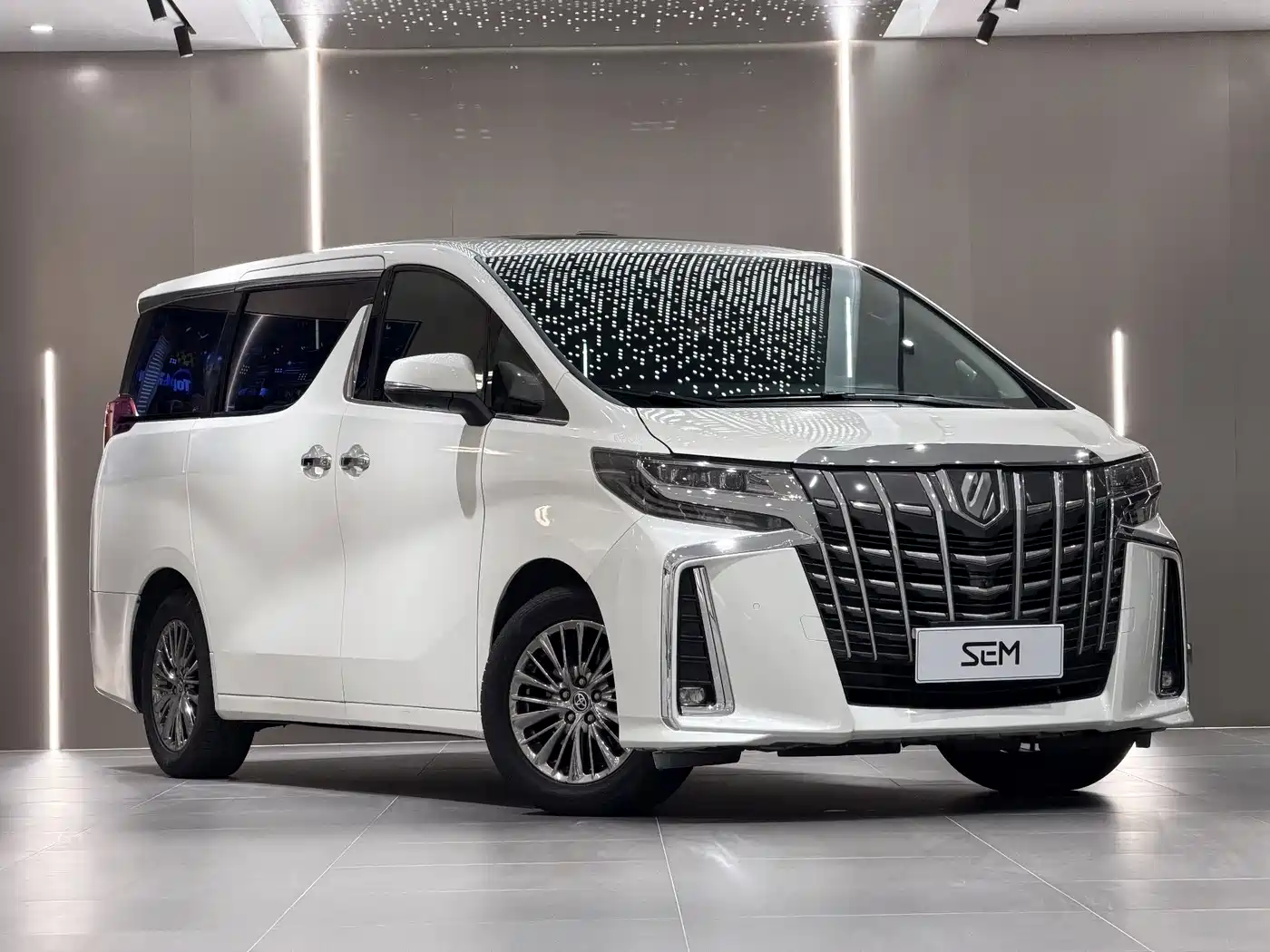 Toyota Vellfire 2021 Crown Hybrid 2.5L HV Luxury Edition фото 3