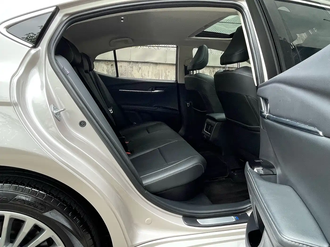Toyota Camry 2024 Hybrid 2.0HGVP Luxury Edition фото 13