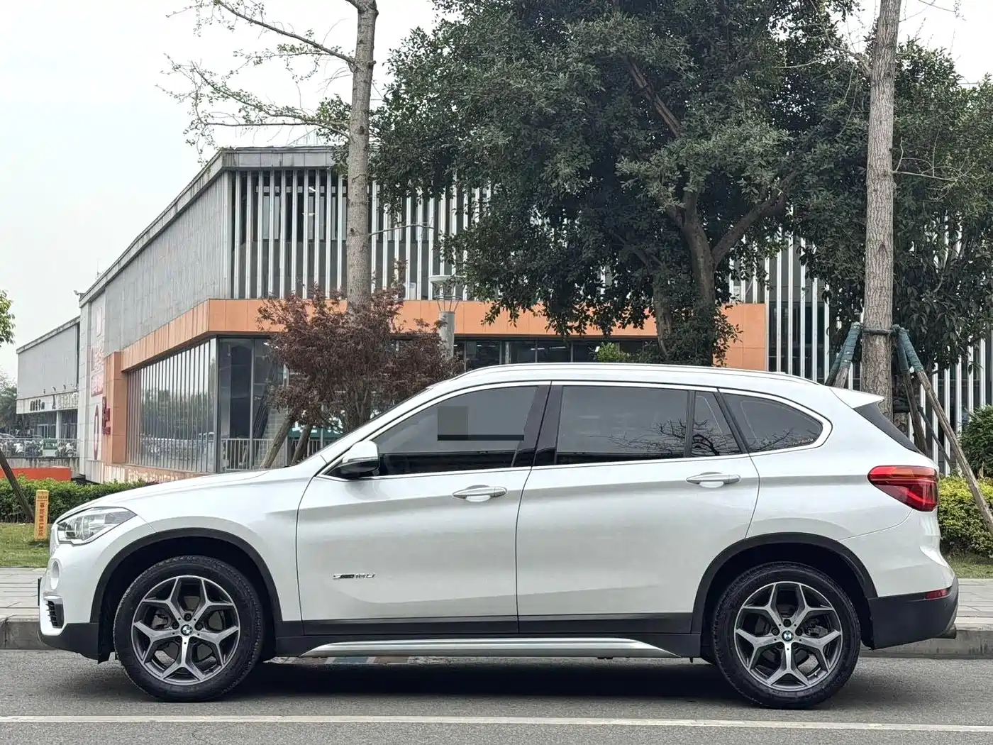 BMW X1 2018 sDrive18Li Premium Model фото 3