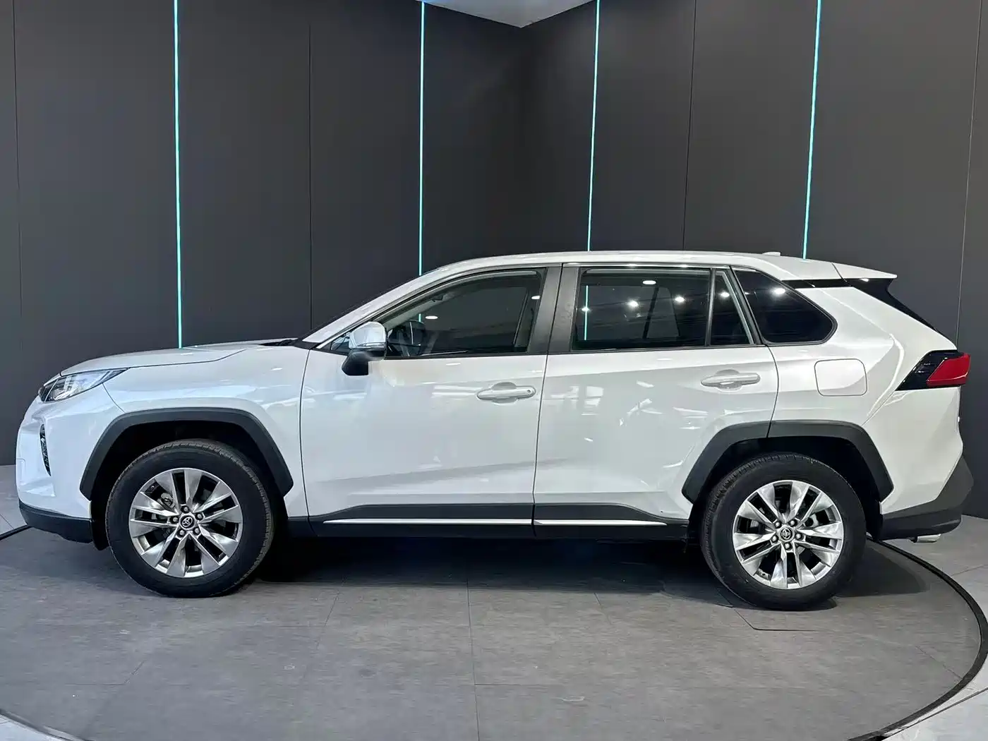 Toyota Wildlander 2021 2.0L CVT 2WD Luxury Edition фото 4
