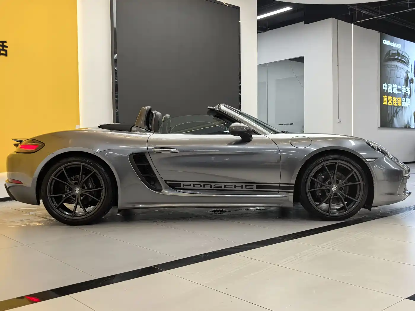 Porsche 718 2022 Boxster T 2.0T фото 3