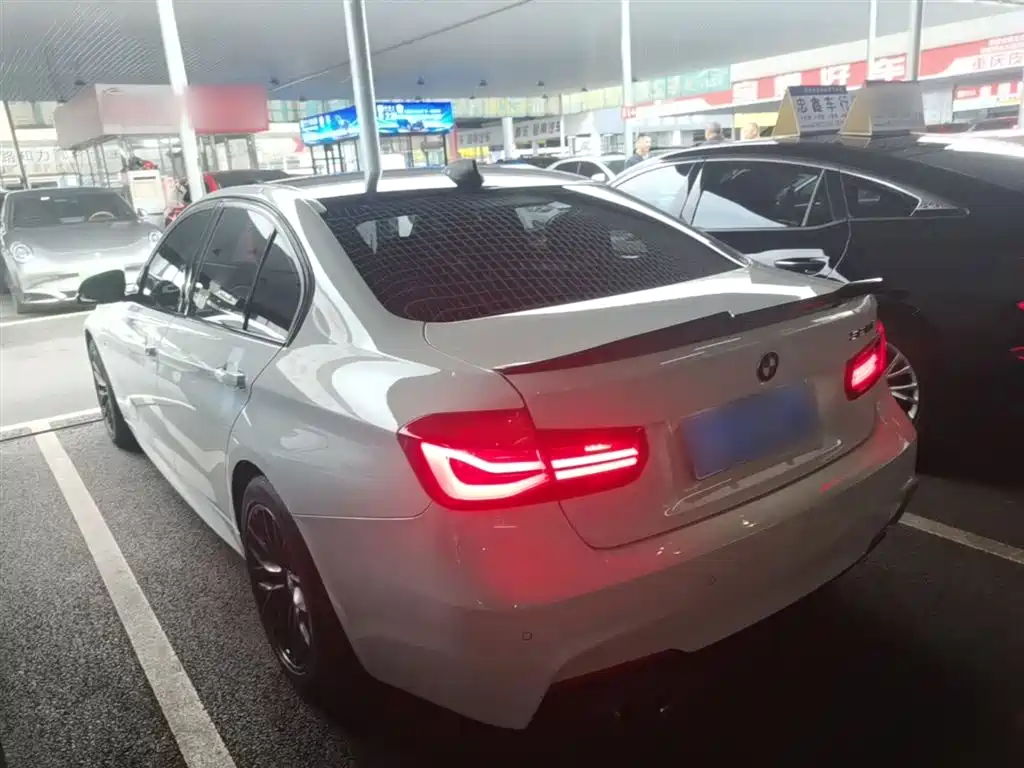 BMW 3 Series 2019 320i M Sport Black Night Edition фото 5