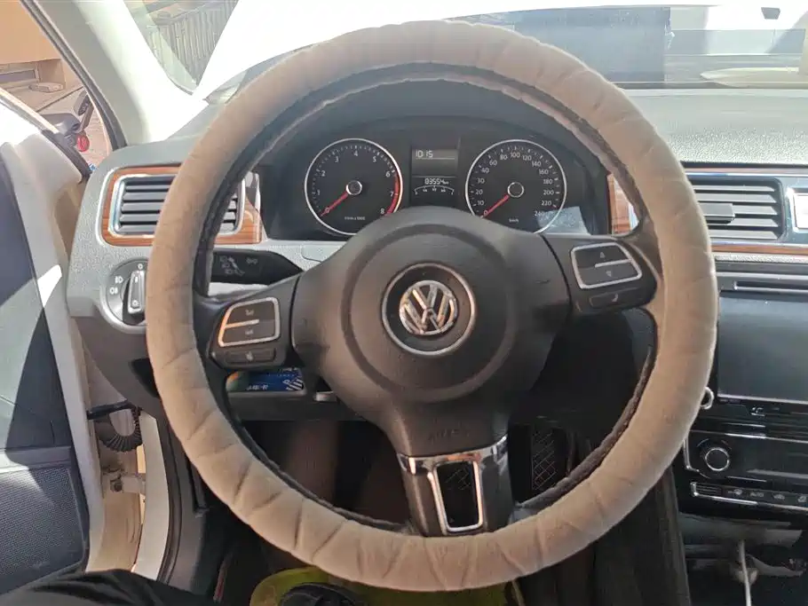 Volkswagen Santana 2013 Model 1.6L Automatic Luxury Edition фото 15