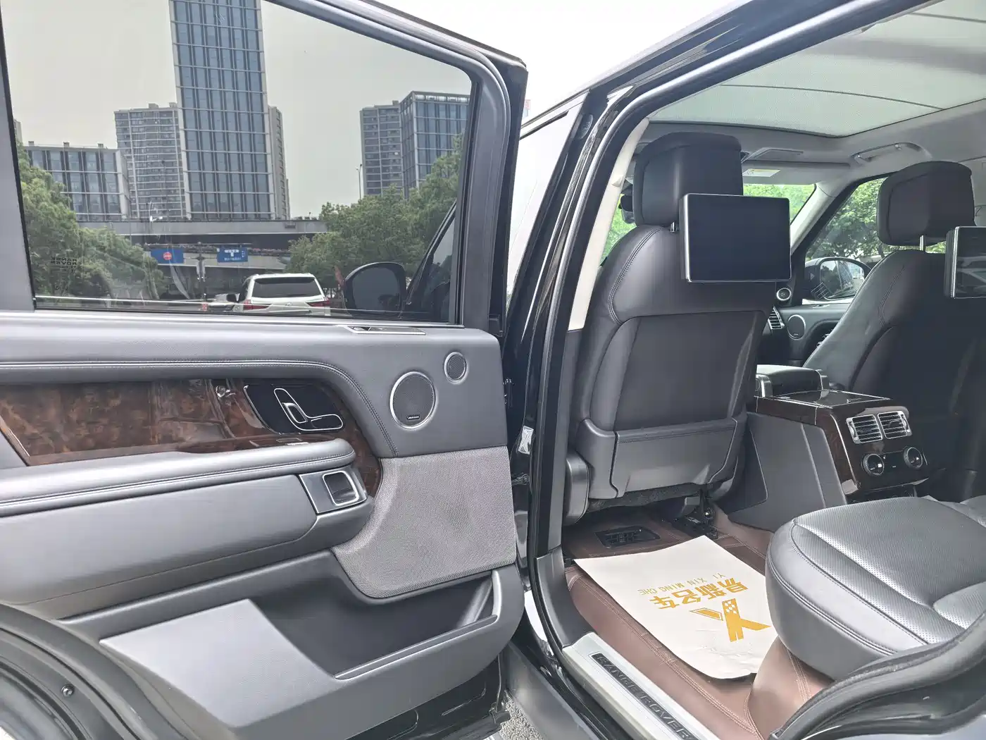 Land Rover Range Rover 2021 3.0 L6 Heritage Extended Classic Edition фото 10