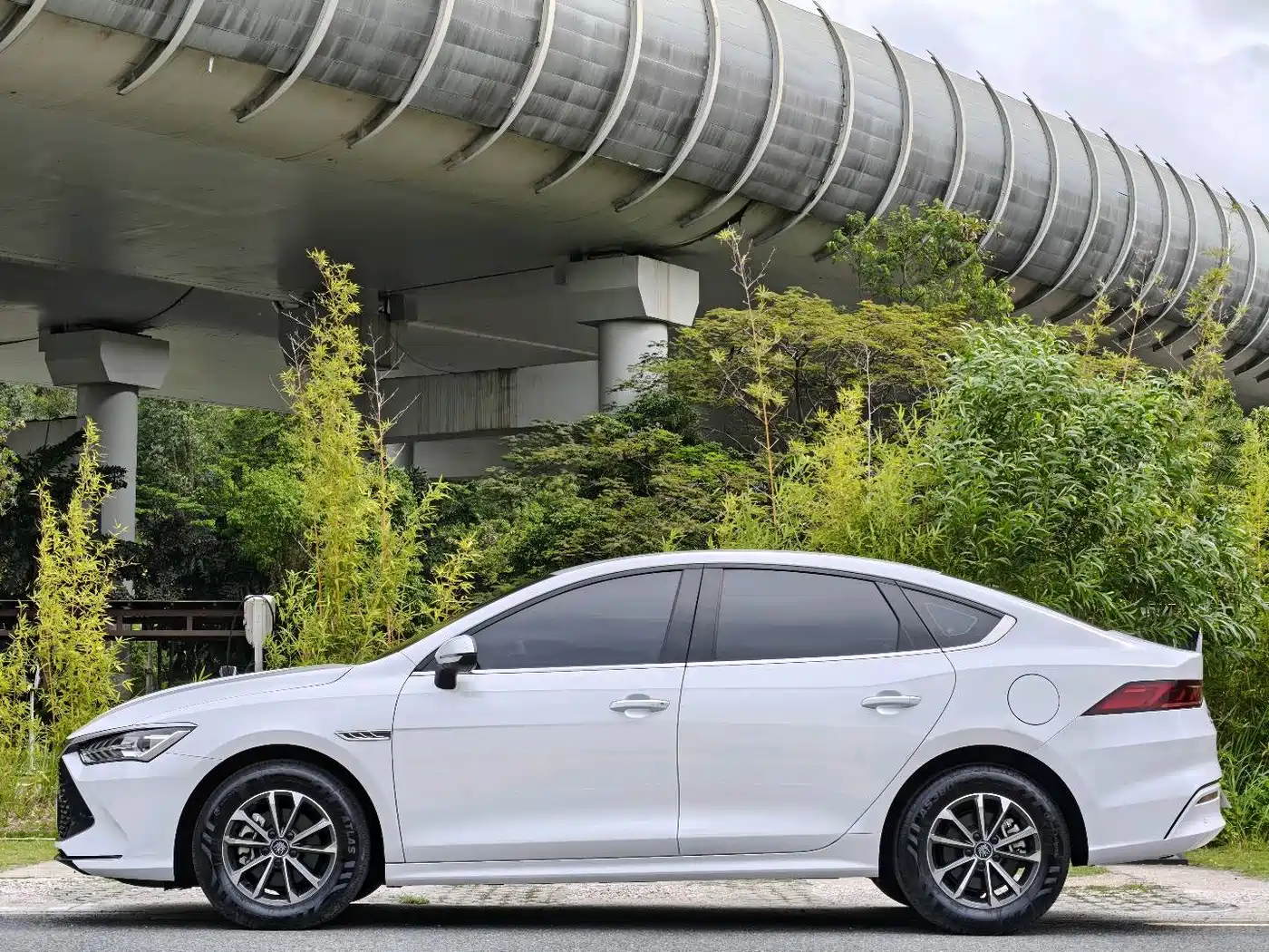 BYD Qin PLUS 2024 Glory Edition DM-i 55KM Leading фото 7